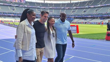 Marie-José Pérec, Tony Estanguet, Allyson Félix et Carl Lewis sont venus découvrir, jeudi 1er août, la piste d'athlétisme violette des Jeux olympiques de Paris 2024. (CAMILLE HUPPENOIRE / RADIOFRANCE)