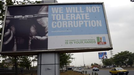 Affiche d'une campagne contre la corruption à Lagos (PIUS UTOMI EKPEI / AFP)