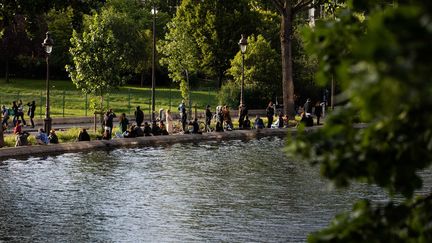 Sur les bords du canal Saint-Martin, à Paris, le 11 mai 2020.&nbsp; (ALEXIS SCIARD  / MAXPPP)