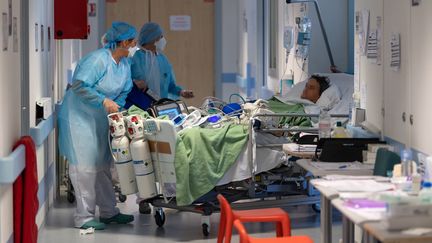 Un patient atteint du coronavirus est pris en charge à l'hôpital de Mulhouse, le 17 avril 2020. (PATRICK HERTZOG / AFP)