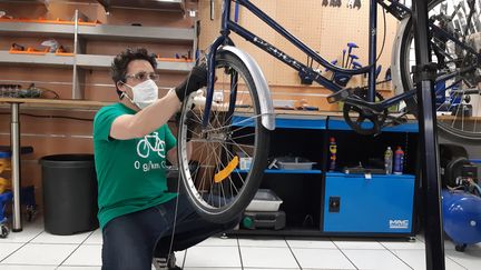 Un réparateur de vélo partenaire du dispositif "coup de pouce vélo", à La Rochelle, en mai 2020.&nbsp; (JULIEN FLEURY / FRANCE-BLEU LA ROCHELLE)