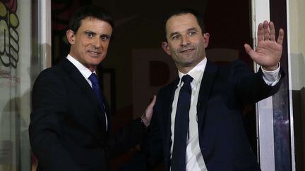 Manuel Valls et Benoît Hamon au siège du Parti socialiste, à Paris, le 29 janvier 2017. (KAMIL ZIHNIOGLU / AP / SIPA)