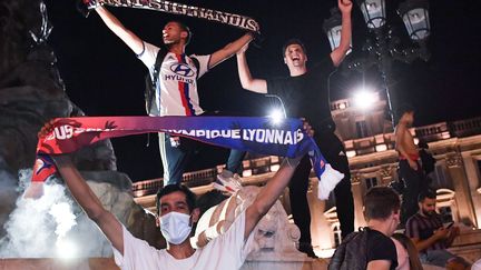 Les supporters lyonnais fêtent, à Lyon, la qualification de l'OL en quart de finale de la Ligue des Champions, le 7 août. 
 (PHILIPPE DESMAZES / AFP)