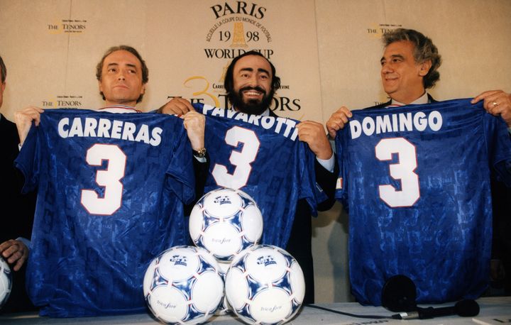 José Carreras, Luciano Pavarotti et Placido Domingo en 1998, réunis pour annoncer leur concert exceptionnel des Trois Ténors au pied de la Tour Eiffel, à l'occasion de la Coupe du Monde de football. (ALAIN BENAINOUS / GAMMA-RAPHO)