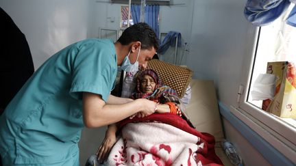 Dans un hôpital de Sanaa, au Yémen, un médecin s'occupe d'une patiente suspectée d'être atteinte du choléra, lundi 15 mai 2017.&nbsp; (MOHAMMED HUWAIS / AFP)