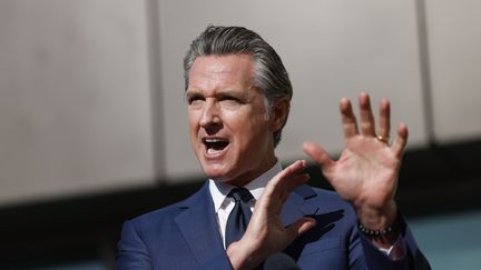 Le gouverneur californien Gavin Newsom lors d'une conférence de presse à Los Angeles (Etats-Unis) le 29 octobre 2024. (CAROLINE BREHMAN / EPA)