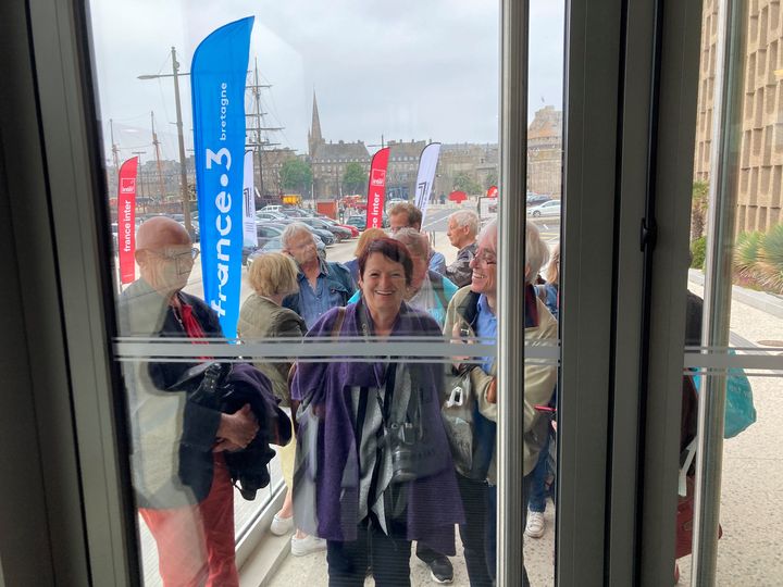 Les festivaliers attendent dès potron-minet devant l'entrée du Palais du Grand Large à Saint-Malo, pour assister au Café littéraire, le 3 juin 2022 (Laurence Houot / FRANCEINFO CULTURE)