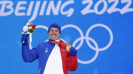 Le biathlète français Quentin Fillon Maillet a reçu sa médaille d'or du 20km individuel, le 9 février 2022 aux Jeux olympiques de Pékin. (ODD ANDERSEN / AFP)