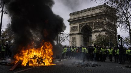 Des "gilets jaunes" sur l'avenue des Champs-Elysées à Paris, le 24 novembre 2018. (DENIS MEYER / HANS LUCAS / AFP)