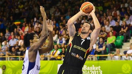 Le Fran&ccedil;ais Mickael Gebale (&agrave; g.) et l'Allemand Philip Zwiener lors de la rencontre France-Allemagne de l'Euro 2013 de basket le 4 septembre 2013 &agrave; Ljubjana (Slov&eacute;nie).&nbsp; (JURE MAKOVEC / AFP)