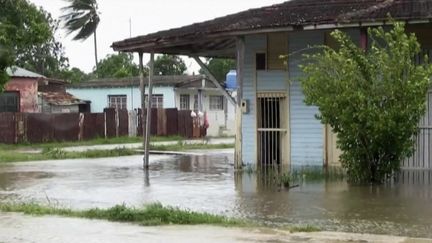 Le ciel se déchaîne à Cuba. L'île est plongée dans le noir depuis mardi 27 septembre en raison du passage de l'ouragan Ian.&nbsp; (CAPTURE ECRAN FRANCE 2)