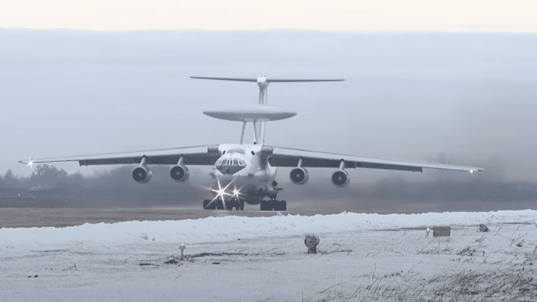 Un A-50 AWACS russo all'aeroporto di Machulyshi (Bielorussia), in un video condiviso dai militari nel gennaio 2023.