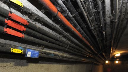 Cables de fibre optique dans le reseau des égouts de Paris. (ERIC PIERMONT / AFP)