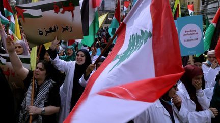 Des partisans et sympathisants du Hezbollah manifestent à Beyrouth, au Liban, le 13 octobre 2023. (ANWAR AMRO / AFP)