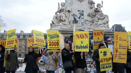 Des centaines d'opposants des moudjahidines du peuple iranien et activistes des droits de l'Homme ont manifesté le 27 janvier 2016, place de la République à Paris, contre la visite du président Rohani et les 2000 exécutions menées au cours de son mandat.  (CITIZENSIDE / GEORGES DARMON / CITIZENSIDE.COM / AFP)