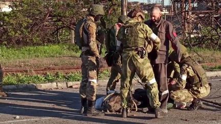 Une capture d'écran d'une vidéo diffusée par le ministre russe de la Défense le 17 mai 2022 montre la fouille d'un soldat ukrainien par des des pro-Russes à la fin du siège d'Azovstal à Marioupol (Ukraine). (HANDOUT / RUSSIAN DEFENCE MINISTRY / AFP)