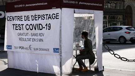 Un patient attend de faire un test antigénique sous une tente sur la place de l'Opéra à Paris, le 31 mars 2021. (THOMAS COEX / AFP)