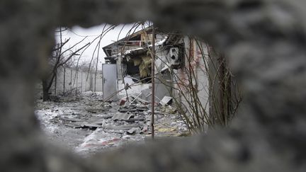 Des b&acirc;timents d&eacute;truits &agrave; Donetsk, dans l'est de l'Ukraine, vendredi 30 janvier 2015. (ALEXANDER ERMOCHENKO / ANADOLU AGENCY / AFP)