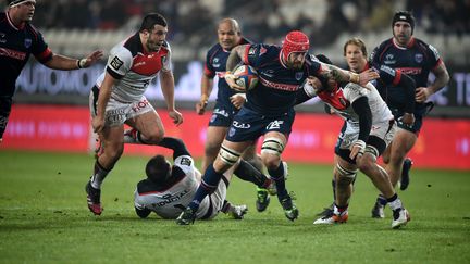 Le deuxième ligne grenoblois, Aly Muldowney, à la lutte avec les Toulousains. (JEAN-PIERRE CLATOT / AFP)