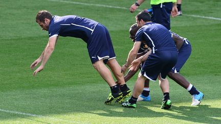 L'entra&icirc;nement, ce grand terrain de jeu. Mario Balotelli et Antonio Di Natale pi&egrave;gent Antiono Cassano (&agrave; gauche). (GIUSEPPE CACACE / AFP)