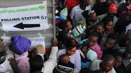 Des K&eacute;nyans font la queue pour aller voter dans le quartier de Dandora &agrave; Nairobi, le 4 mars 2013. (JENNIFER HUXTA / AFP)