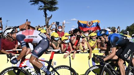 Des spectateurs lors de la 11e étape du Tour de France 2020, entre Châtelaillon-Plage et Poitiers. (MARCO BERTORELLO / AFP)