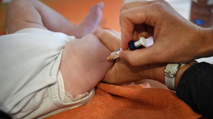 Depuis 2018,&nbsp;onze&nbsp;vaccins sont obligatoires contre trois auparavant.&nbsp; (FRED TANNEAU / AFP)