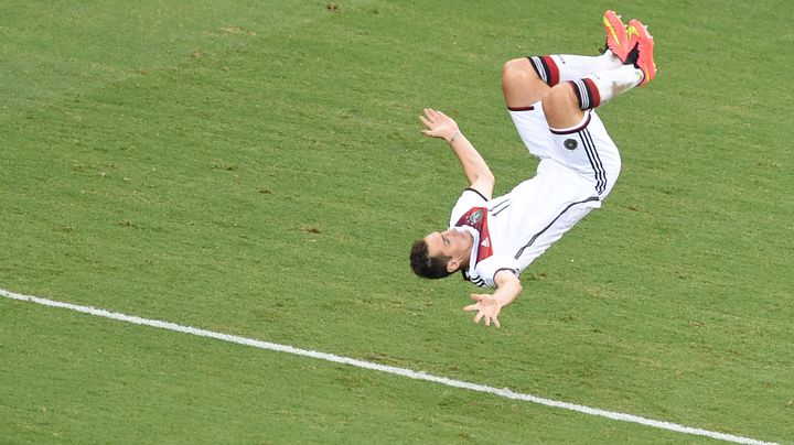 Miroslav Klose c&eacute;l&egrave;bre son 15e but en Coupe du monde avec un "salto", le 21 juin 2014, contre le Ghana, &agrave; Fortaleza (Br&eacute;sil). (MARCUS BRANDT / DPA / AFP)