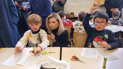 La première dame ukrainienne, Olena Zelenska, a rencontré de jeunes réfugiés ukrainiens dans une école du 3e arrondissement de Paris, le 13 décembre 2022. (Thomas Giraudeau / RADIO FRANCE)