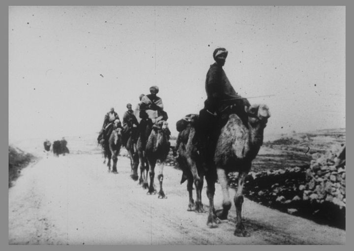 Alexandre Promio (1868-1926) - "Caravane de chameaux", vue Lumière n°407 1897, Collection de l’Institut Lumière. (Photo : © INSTITUT LUMIERE)