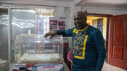 Pour Serge Armel Njidjou, un des ingénieurs ayant conçu cette couveuse nouvelle génération "contrôlée à partir d'un téléphone portable", ce produit offre de nombreux avantages. Il peut être rechargé, outre le courant du secteur, grâce à des panneaux solaires pour faire face aux coupures d'électricité, fréquentes dans le pays. (DANIEL BELOUMOU OLOMO / AFP)