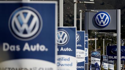 Des enseignes Volkswagen à Colma en Californie, le 18 novembre 2016. (JUSTIN SULLIVAN / GETTY IMAGES NORTH AMERICA)