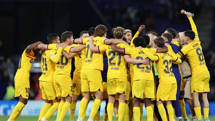 Les joueurs du Barça célèbrent leur titre en Liga après leur succès contre l'Espanyol Barcelone, le 14 mai 2023. (LLUIS GENE / AFP)