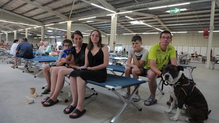 Des habitants évacués patientent dans le parc des expositions&nbsp;de La Teste-de-Buch (Gironde), le 19 juillet 2022. (ELOISE BARTOLI / FRANCEINFO)