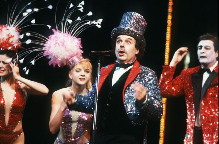 J&eacute;r&ocirc;me Savary interpr&egrave;te le spectacle "Bye bye show-biz" avec sa troupe du Grand Magic Circus, en 1985 au th&eacute;&acirc;tre Mogador, &agrave; Paris. (GEORGES BENDRIHEM / AFP)