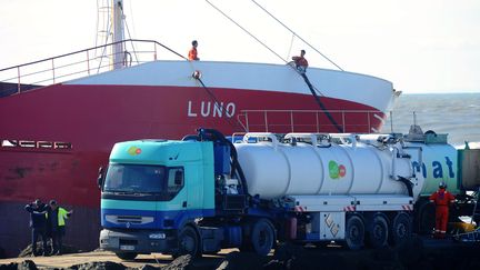 Des ouvriers s'affairent autour du "Luno", le cargo &eacute;chou&eacute; &agrave; Anglet (Pyr&eacute;n&eacute;es-Atlantiques), vendredi 7 f&eacute;vrier?&nbsp; (GAIZKA IROZ / AFP)