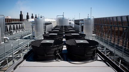 Des installations de refroidissement sur le toit d'un data center, installé dans une ancienne base de sous-marins construite par les Allemands pendant la Seconde Guerre mondiale, dans le port de Marseille, le 8 juillet 2020. (CLEMENT MAHOUDEAU / AFP)