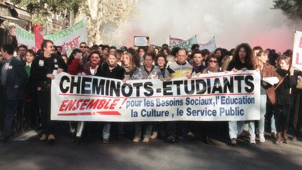 Manifestation d'étudiants et de cheminots contre les réformes sociales à Marseille (Bouches-du-Rhone), le 30 novembre 1995. (GEORGES GOBET / AFP)