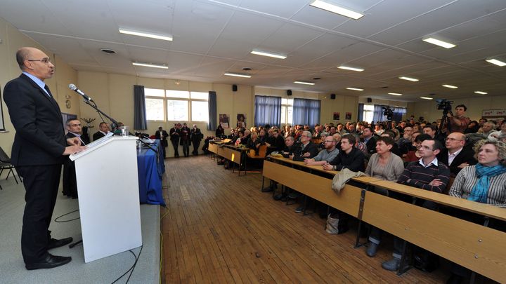 Harlem D&eacute;sir a prononc&eacute; un discours applaudie devant les militants, le 5 avril &agrave; Limoges (Haute-Vienne). (PASCAL LACHENAUD / AFP)