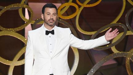 L'humoriste Jimmy Kimmel présente la 68e cérémonie des Emmy Awards au Microsoft Theater de Los Angeles (Californie, Etats-Unis), le 18 septembre 2016. (KEVIN WINTER / GETTY IMAGES NORTH AMERICA / AFP)