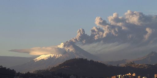 Le réveil du volcan Cotopaxi (l'un des plus actifs du monde), vu de Quito, capitale de l'Equateur, le 22 août 2015  (REUTERS - Guillermo Granja)