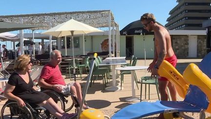 Sur certaines plages, des tiralos permettent notamment aux personnes handicapées de se baigner. Reportage dans les Pyrénées-Atlantiques. (FRANCE 2)