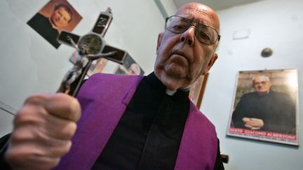 Le p&egrave;re Gabriele Amorth, fondateur de l'Association internationale des exorcistes, lors d'une conf&eacute;rence le 10 octobre 2005 &agrave; Rome (Italie). (GIULIO NAPOLITANO / AFP)