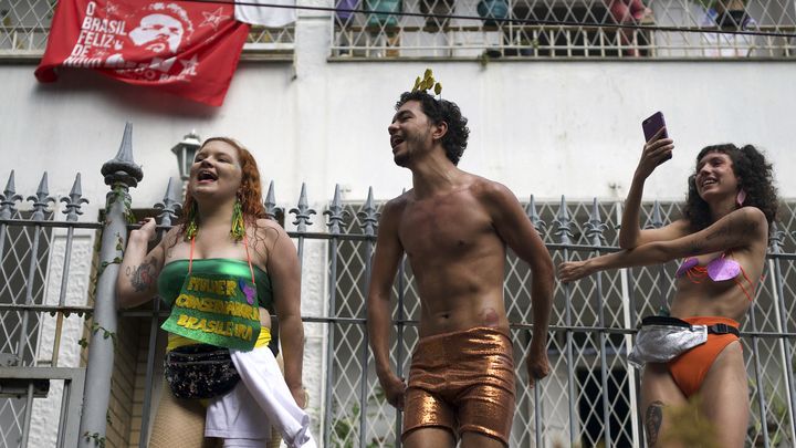 Carnaval dans le quartier de Santa Teresa à Rio de Janeiro (11 février 2023) (MAURO PIMENTEL / AFP)