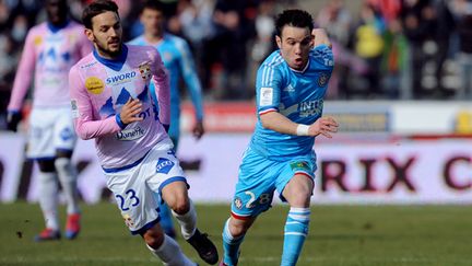 Milos Ninkovic (Evian-TG) au duel avec Matthieu Valbuena (OM)