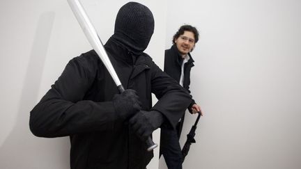 Un visiteur d&eacute;couvre la statue de l'artiste am&eacute;ricain Mark Jenkins expos&eacute;e &agrave; la galerie Gestalten de Berlin (Allemagne), le 20 janvier 2012. (THOMAS PETER / REUTERS)