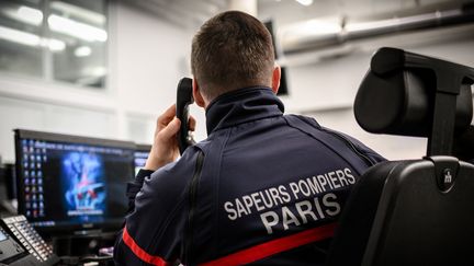 Un sapeur-pompier reçoit un appel dans un centre à Paris, le 24 janvier 2019. (PHILIPPE LOPEZ / AFP)