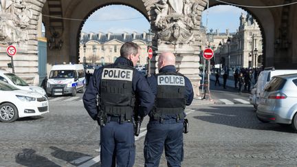 Des policiers montent la garde devant le Louvre, le 3 février 2017 à Paris, après une attaque contre des militaires de l'opération Sentinelle. (SERGE TENANI / CITIZENSIDE / AFP)