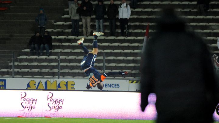 La cabriole du joueur de Montpellier Youn&egrave;s Belhanda, pour f&ecirc;ter son but sur le terrain d'Evian Thonon Gaillard, le 23 f&eacute;vrier 2013.&nbsp; (JEAN-PIERRE CLATOT / AFP)