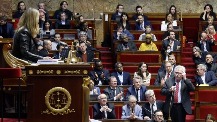 Le député communiste André Chassaigne face à la présidente de l'Assemblée nationale Yaël Braun-Pivet, dans l'hémicycle, le 6 février 2023, à Paris. (LUDOVIC MARIN / AFP)